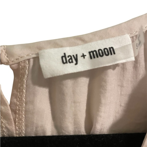 Day + Moon Champagne Cream Silky Sleeveless Mini Dress Size Small - Picture 2 of 5